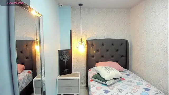 Snapshot of MAILYLOVE1 chatting on 02.19.25 MAILYLOVE1 online show from 02.19.25