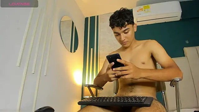 Snapshot of Austin_Cardieff chatting on 01.04.25 Austin Cardieff online show from 01.04.25