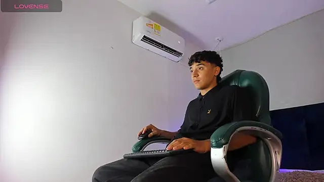 Snapshot of Austin_Cardieff chatting on 01.26.25 Austin Cardieff online show from 01.26.25