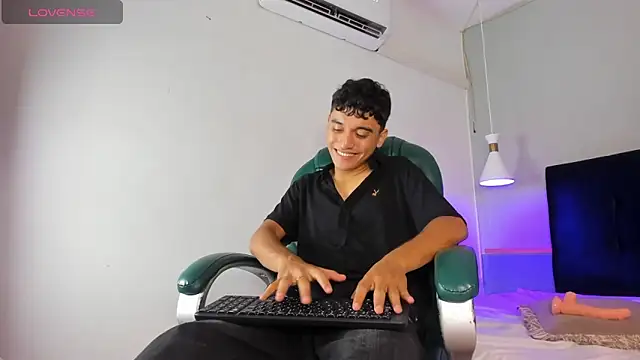 Snapshot of Austin_Cardieff chatting on 01.26.25 Austin Cardieff online show from 01.26.25