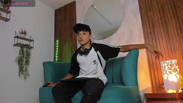 Snapshot of Austin_Cardieff chatting on 01.28.25 Austin Cardieff online show from 01.28.25