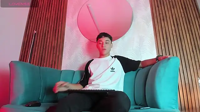 Snapshot of Austin_Cardieff chatting on 02.15.25 Austin Cardieff online show from 02.15.25