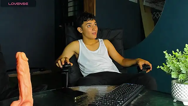 Snapshot of Austin_Cardieff chatting on 02.24.25 Austin Cardieff online show from 02.24.25