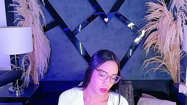 Snapshot of KylieWhite chatting on 10.30.25 KylieWhite online show from 10.30.25