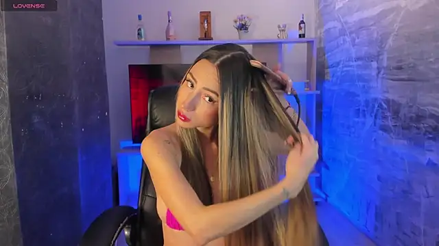juliasprousse  online show from 02.05.25