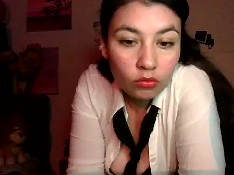 Snapshot of miarosse22 chatting on 11.17.25 miarosse22 online show from 11.17.25