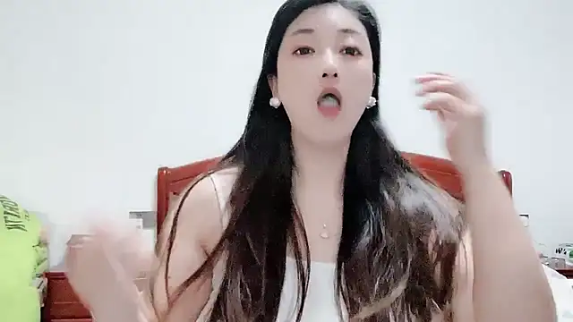 Snapshot of Lulu-y chatting on 01.07.25 Lulu-y online show from 01.07.25