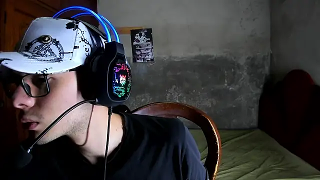 Snapshot of bruce_kane21 chatting on 11.05.25 bruce kane21 online show from 11.05.25