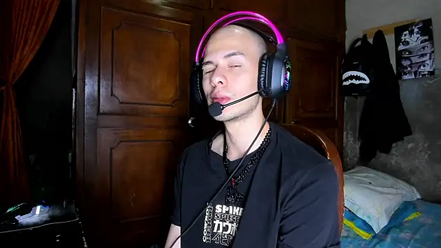 Snapshot of bruce_kane21 chatting on 11.19.25 bruce kane21 online show from 11.19.25