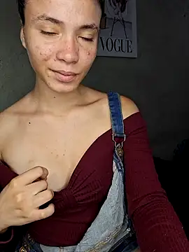 Snapshot of HelenHoltz chatting on 09.30.25 HelenHoltz online show from 09.30.25