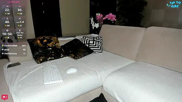 Snapshot of MichelleCara chatting on 01.27.25 MichelleCara online show from 01.27.25