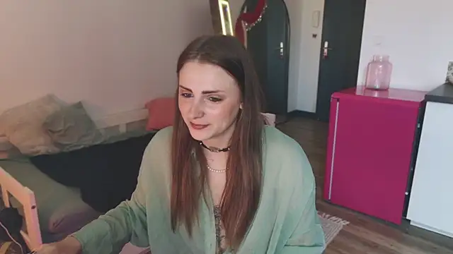 Snapshot of ce_leste__ chatting on 10.08.25 ce leste online show from 10.08.25