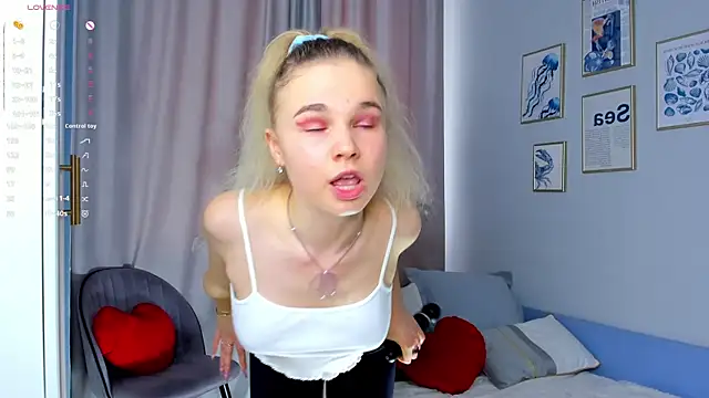 Snapshot of OdetteHarwick chatting on 09.28.25 OdetteHarwick online show from 09.28.25