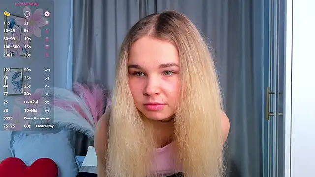 Snapshot of OdetteHarwick chatting on 10.22.25 OdetteHarwick online show from 10.22.25