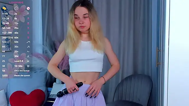 Snapshot of OdetteHarwick chatting on 10.23.25 OdetteHarwick online show from 10.23.25