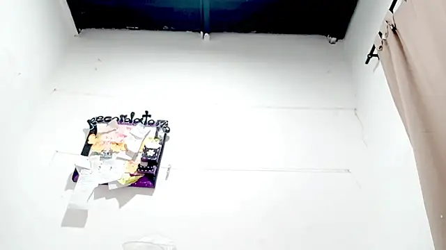 Snapshot of PetiteIvoryQueen19 chatting on 10.01.25 PetiteIvoryQueen19 online show from 10.01.25