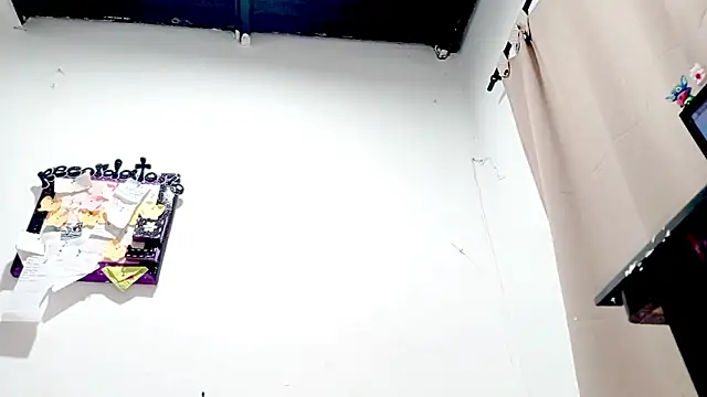 Snapshot of PetiteIvoryQueen19 chatting on 10.13.25 PetiteIvoryQueen19 online show from 10.13.25