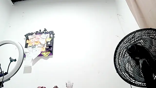 Snapshot of PetiteIvoryQueen19 chatting on 10.16.25 PetiteIvoryQueen19 online show from 10.16.25