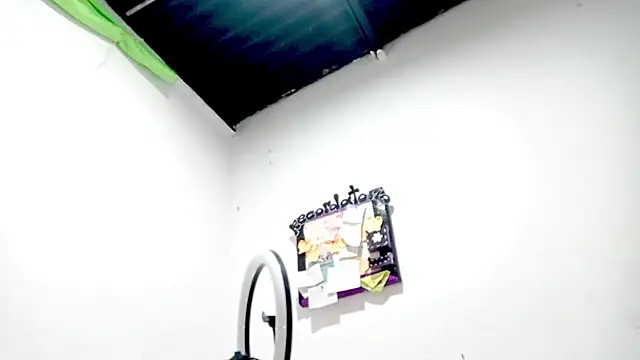 Snapshot of PetiteIvoryQueen19 chatting on 10.21.25 PetiteIvoryQueen19 online show from 10.21.25