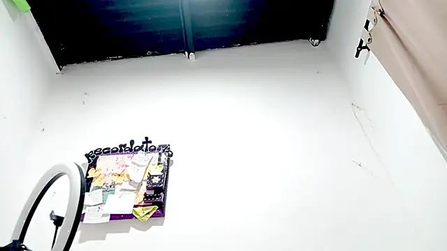 Snapshot of PetiteIvoryQueen19 chatting on 10.22.25 PetiteIvoryQueen19 online show from 10.22.25