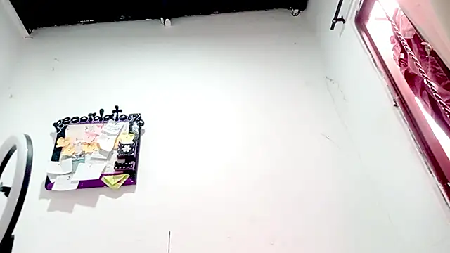 Snapshot of PetiteIvoryQueen19 chatting on 10.23.25 PetiteIvoryQueen19 online show from 10.23.25