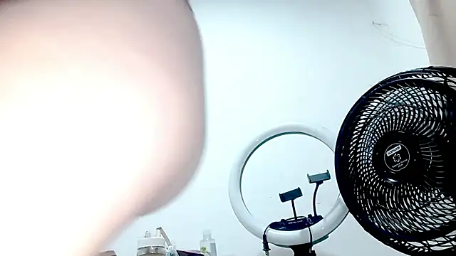 Snapshot of PetiteIvoryQueen19 chatting on 11.03.25 PetiteIvoryQueen19 online show from 11.03.25