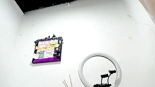 Snapshot of PetiteIvoryQueen19 chatting on 11.05.25 PetiteIvoryQueen19 online show from 11.05.25