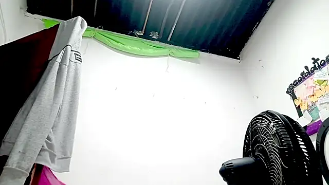 Snapshot of PetiteIvoryQueen19 chatting on 11.11.25 PetiteIvoryQueen19 online show from 11.11.25