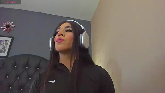 Kenia Fox online show from 01.18.25