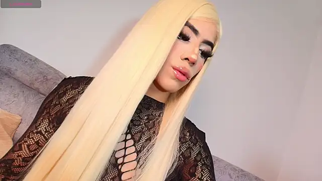 Kenia Fox online show from 10.30.25