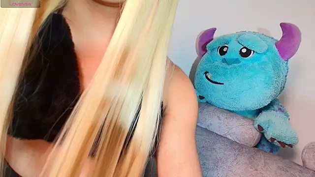 Kenia Fox online show from 11.04.25