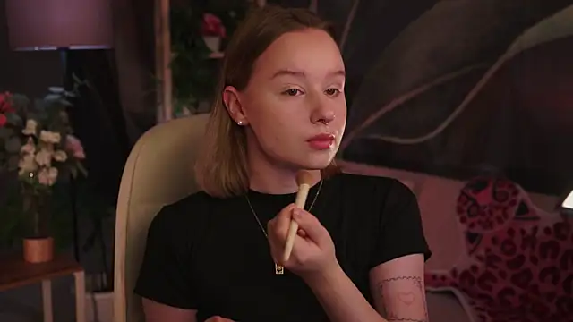 Snapshot of AdeleLoomis chatting on 10.05.25 AdeleLoomis online show from 10.05.25