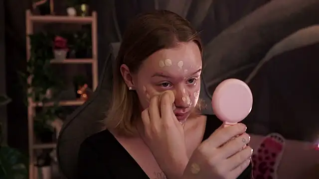 Snapshot of AdeleLoomis chatting on 10.12.25 AdeleLoomis online show from 10.12.25