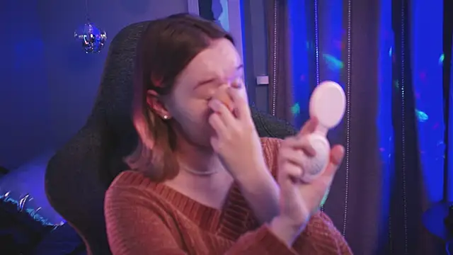 Snapshot of AdeleLoomis chatting on 10.18.25 AdeleLoomis online show from 10.18.25