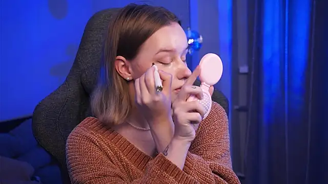 Snapshot of AdeleLoomis chatting on 10.19.25 AdeleLoomis online show from 10.19.25