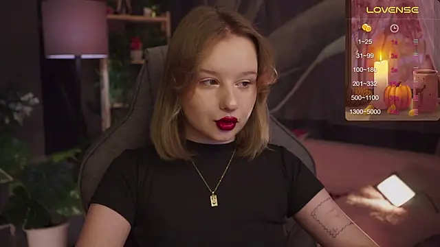 Snapshot of AdeleLoomis chatting on 11.08.25 AdeleLoomis online show from 11.08.25