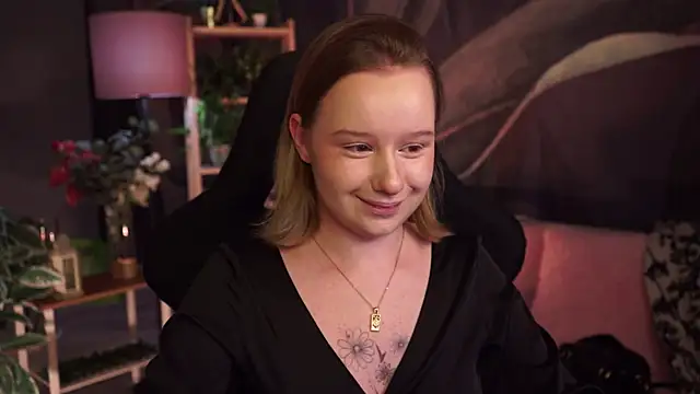 Snapshot of AdeleLoomis chatting on 11.09.25 AdeleLoomis online show from 11.09.25