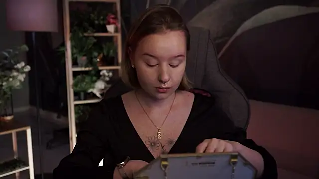 Snapshot of AdeleLoomis chatting on 11.15.25 AdeleLoomis online show from 11.15.25