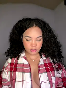 Snapshot of Lucy_wilson5 chatting on 10.10.25 Lucy wilson5 online show from 10.10.25