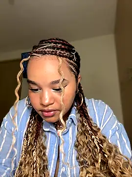 Snapshot of Lucy_wilson5 chatting on 10.29.25 Lucy wilson5 online show from 10.29.25