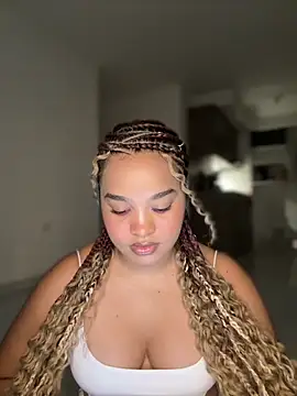 Snapshot of Lucy_wilson5 chatting on 10.31.25 Lucy wilson5 online show from 10.31.25