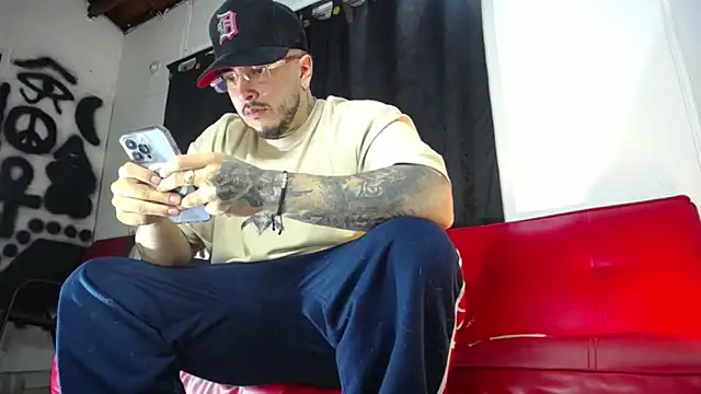 Snapshot of Dexter-T chatting on 01.02.25 Dexter-T online show from 01.02.25