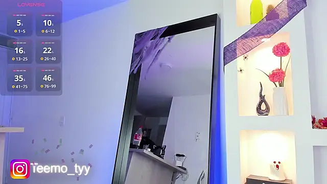 Snapshot of teemotwink chatting on 10.26.25 teemotwink online show from 10.26.25