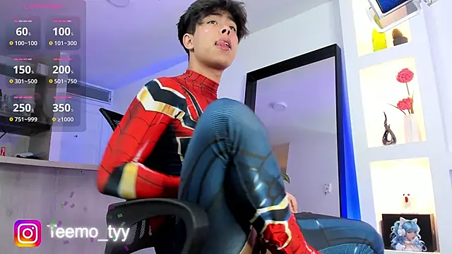 Snapshot of teemotwink chatting on 11.18.25 teemotwink online show from 11.18.25