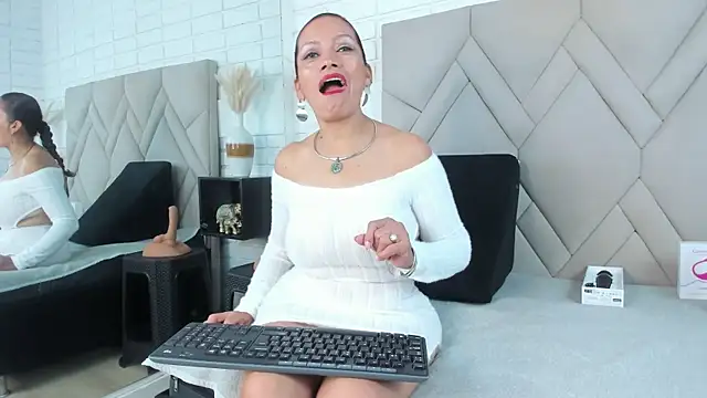 Snapshot of Kasandra_Gomez chatting on 10.14.25 Kasandra Gomez online show from 10.14.25