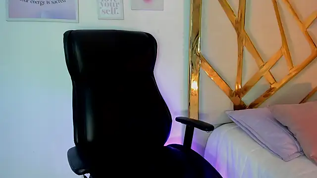 LanaJones  online show from 12.04.25