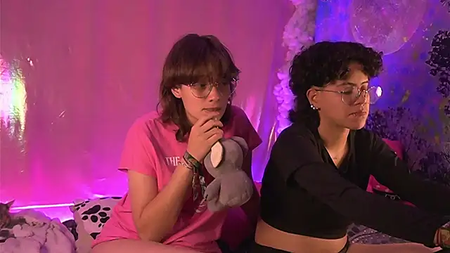 Snapshot of Xgirlxxx chatting on 11.19.25 Xgirlxxx online show from 11.19.25