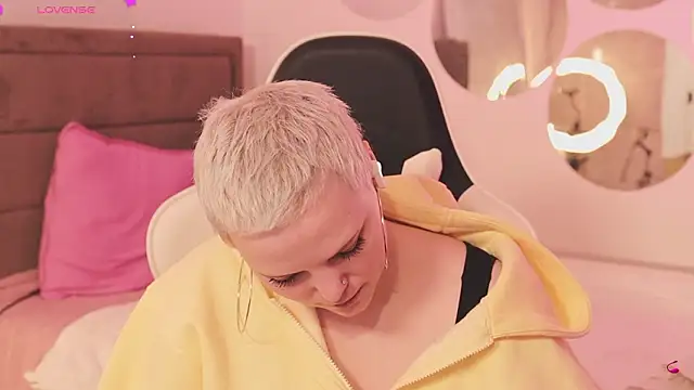 Snapshot of LikaBerry1 chatting on 02.12.26 LikaBerry1 online show from 02.12.26