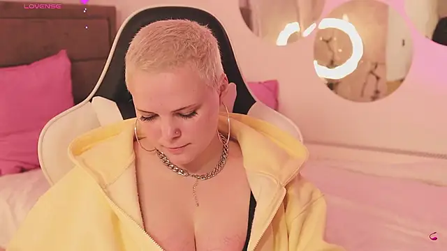 Snapshot of LikaBerry1 chatting on 02.25.26 LikaBerry1 online show from 02.25.26