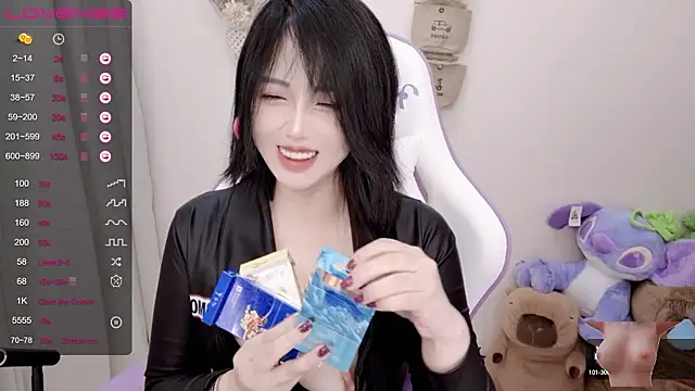 Snapshot of Vaness-a chatting on 01.10.25 Vaness-a online show from 01.10.25